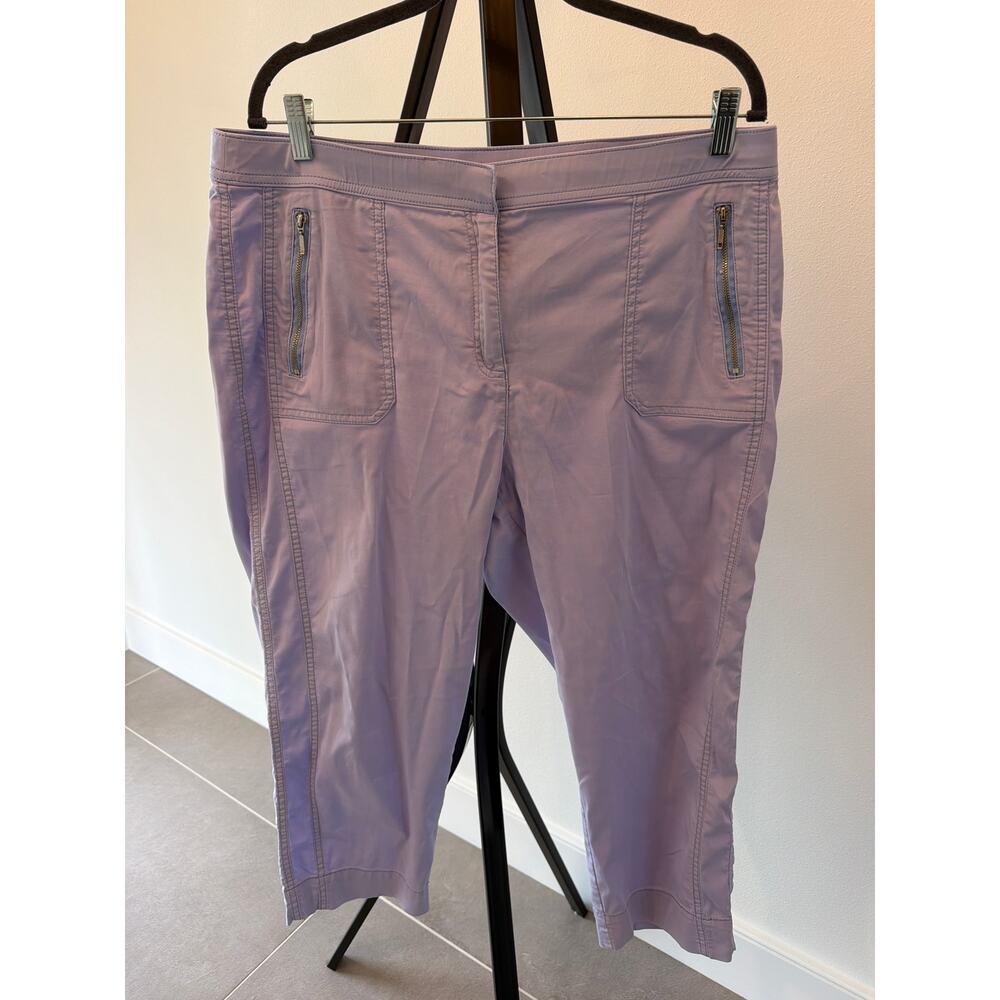 Chico's Size 2.5 Zenergy Lavender Cropped Pants Zippered Front Pockets Smooth